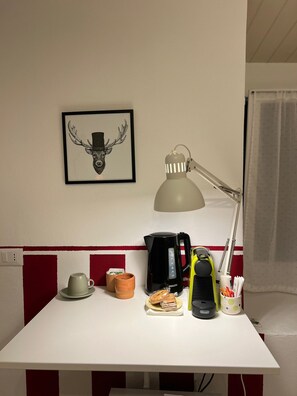 舒适单人房, 花园景观 | 客房内用餐