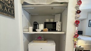 A compact kitchenette with a microwave, coffee maker, and small refrigerator. - La Cascina di Bea (Torre Boldone)