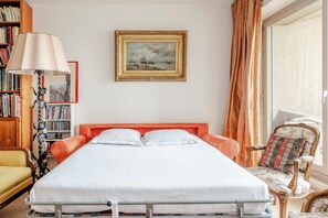 2 bedrooms, desk, WiFi, bed sheets - Vintage Magnetism, by Veeve (Paris)