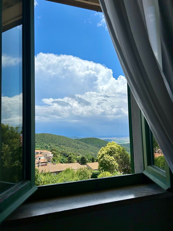 Habitación triple clásica, vista al jardín | Wifi gratis