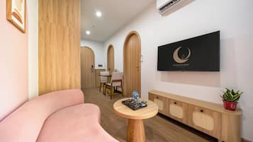 Apartamento superior, 1 habitación | Minibar, caja fuerte, escritorio y espacio para trabajar con un portátil