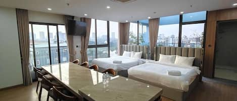 Appartement | Een minibar, een kluis op de kamer, een bureau, een laptopwerkplek