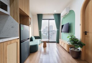 Familieleilighet | Minibar, safe på rommet, skrivebord og skrivebord for bærbar PC