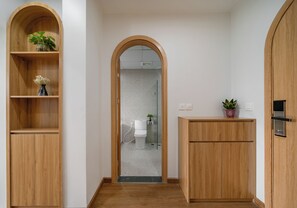 Minibar, coffres-forts dans les chambres, bureau