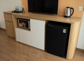 Minibar, Zimmersafe, Schreibtisch, laptopgeeigneter Arbeitsplatz