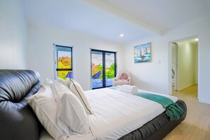 4 bedrooms, iron/ironing board, WiFi (free), bed sheets