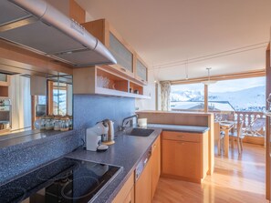 Réfrigérateur, un four, lave-vaisselle, cafetiÚre-théiÚre