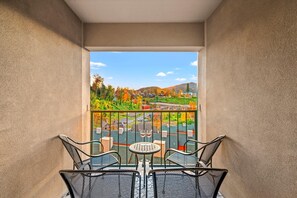 Property grounds - Downtown Gatlinburg Condo | Pool + Mountain Views (Gatlinburg)