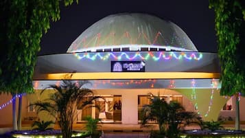Fachada da propriedade à noite