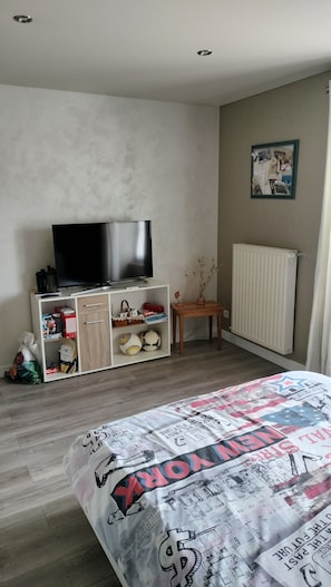 3 slaapkamers, een strijkplank/strijkijzer, wifi, beddengoed