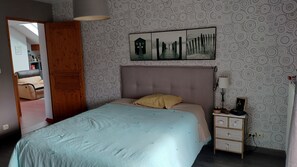 3 habitaciones, tabla de planchar con plancha, wifi y ropa de cama 