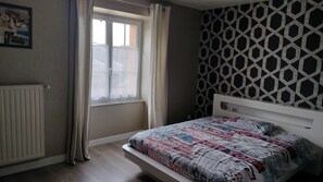 3 habitaciones, tabla de planchar con plancha, wifi y ropa de cama 