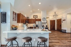 Refrigerador, microondas, placa de cocina, lavavajillas