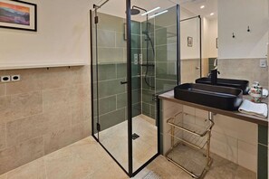 Shower, hair dryer, towels, soap - Red-Orange Palm - 200m2, zentral (Wien)
