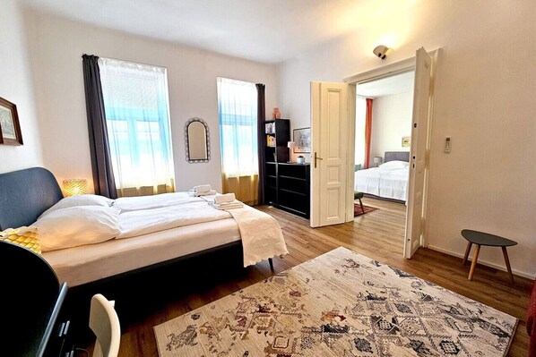 5 Schlafzimmer, Schreibtisch, Bügeleisen/Bügelbrett, Reisekinderbett