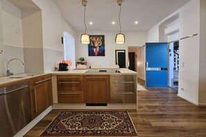 Kühlschrank, Mikrowelle, Ofen, Herdplatte