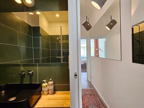 Dusche, Haartrockner, Handtücher, Seife