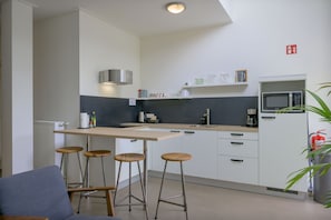 Geladeira, micro-ondas, fogão, cooktop