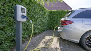 A car charging at an outdoor electric vehicle charging station. - Flat (max 4 pers) in former farmhouse within walking distance of Workum centre (Workum)