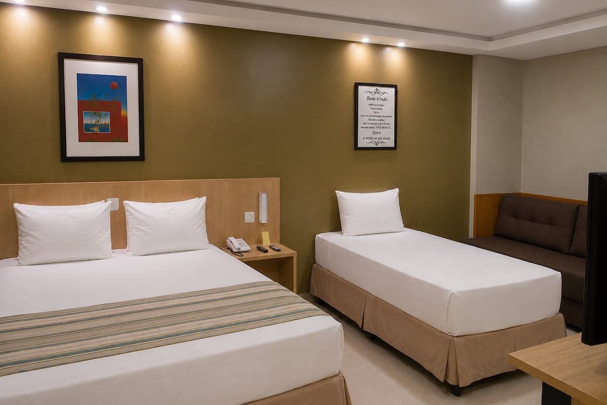 Ein Hotelzimmer mit zwei Betten, einem Schreibtisch, einem Fernseher, einem Telefon und einem gerahmten Zitat an der Wand.