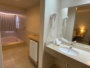 Family Studio | Bathroom | Bathtub - Hotel Maravilhoso-Banheira-PiscinaTermal (Caldas Novas)