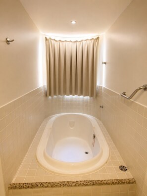 A bathroom with a bathtub, a shower, and a toilet. - Hotel Maravilhoso-Banheira-PiscinaTermal (Caldas Novas)