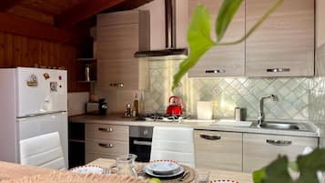 Geladeira, fogão, cooktop, cafeteira/chaleira