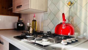 Geladeira, fogão, cooktop, cafeteira/chaleira