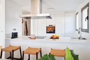 Een koelkast, een microgolfoven, een oven, een kookplaat