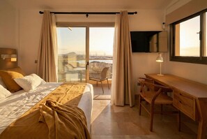 3 bedrooms, in-room safe, iron/ironing board, free WiFi