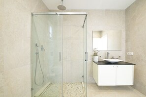 Douche, sèche-cheveux, serviettes fournies