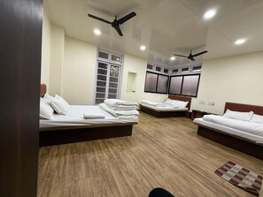 Escrivaninha, espaço de trabalho para notebook, quartos à prova de som