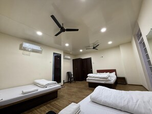 Bureau, espace de travail pour ordinateur portable