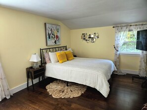 3 bedrooms, iron/ironing board, WiFi, bed sheets - Charming 3 bedroom 2 bathroom private house with easy beach access (Brewster)