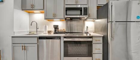 Réfrigérateur, micro-ondes, four, plaque de cuisson