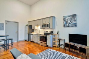 Fridge, microwave, oven, stovetop - Renovated Apt w/ Free Parking | Medical Complex (Louisville)