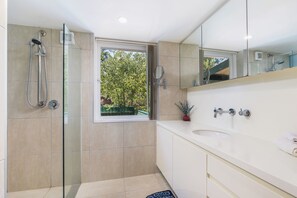 Dusche, Haartrockner, Handtücher, Seife