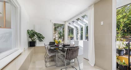 Architectural Comfy 2B&2B suite with garden view close to lake & Shopping Centre