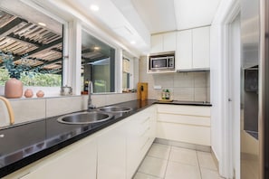 Fridge, microwave, stovetop, dishwasher