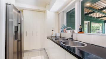Fridge, microwave, stovetop, dishwasher