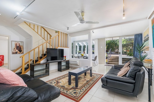 Architectural Comfy 2B&2B suite with garden view close to lake & Shopping Centre