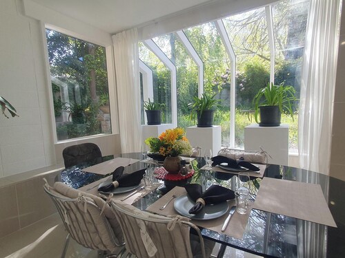 Architectural Comfy 2B&2B suite with garden view close to lake & Shopping Centre