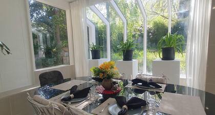 Architectural Comfy 2B&2B suite with garden view close to lake & Shopping Centre