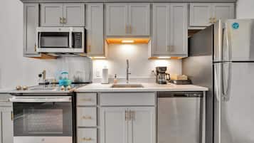 Een koelkast, een magnetron, een oven, een kookplaat