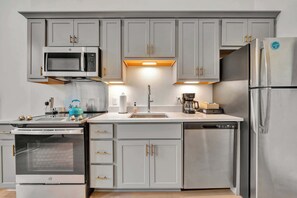 Réfrigérateur, micro-ondes, four, plaque de cuisson