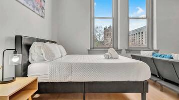 Een strijkplank/strijkijzer, wifi, beddengoed