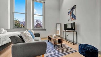 Een televisie en een kantoor