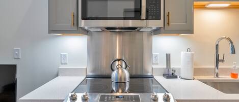 Réfrigérateur, micro-ondes, four, plaque de cuisson