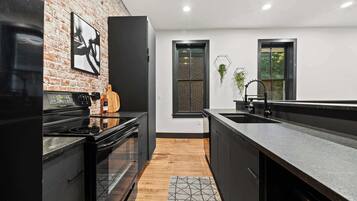 Een koelkast, een microgolfoven, een oven, een kookplaat