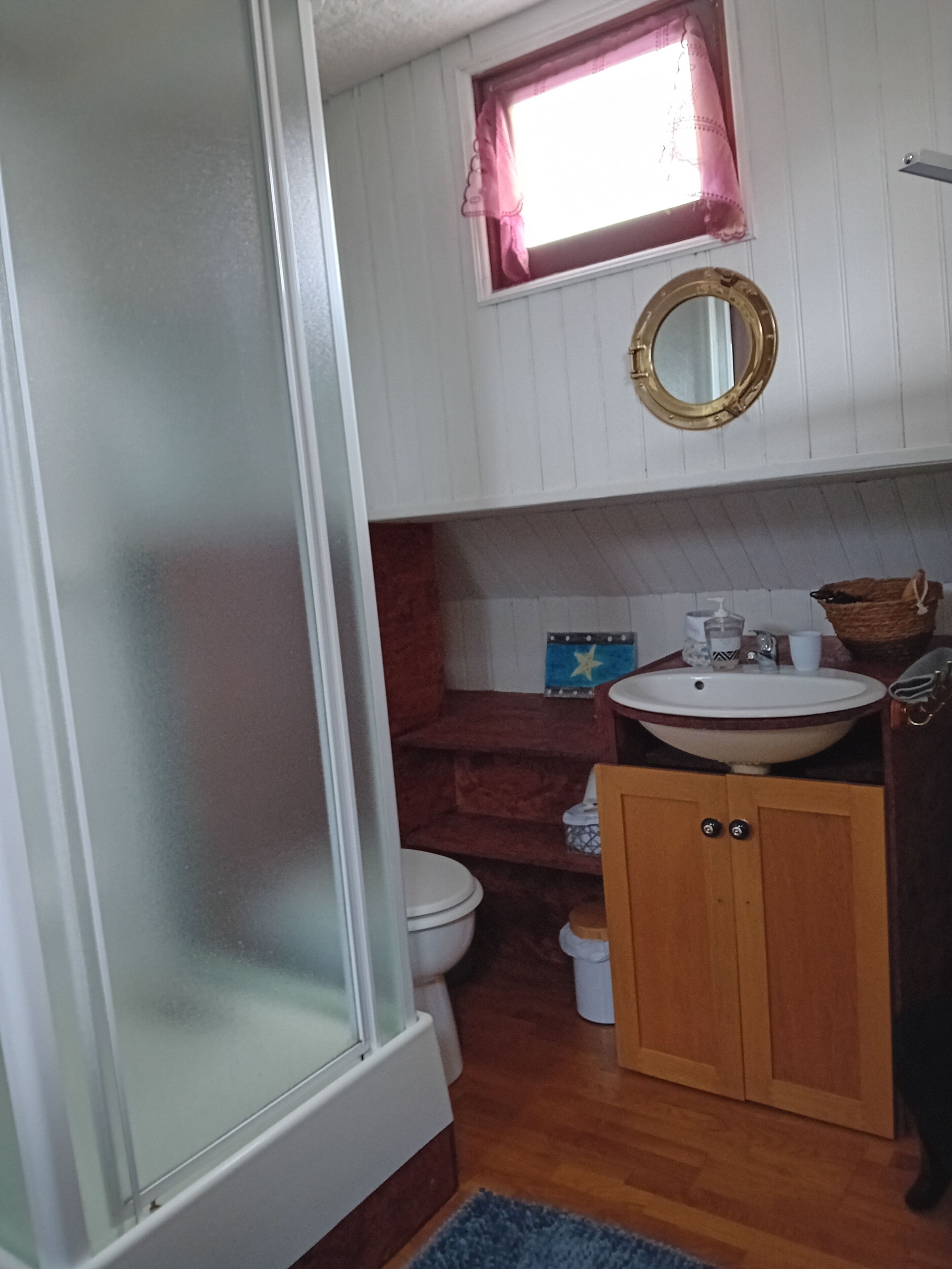 Een haardroger, handdoeken, zeep, toiletpapier